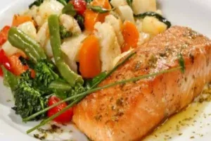 Salmão assado com legumes