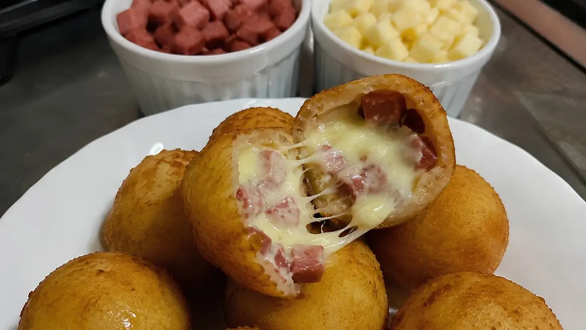 Bolinha de Mandioca com Queijo e Calabresa: Crocante e Fácil