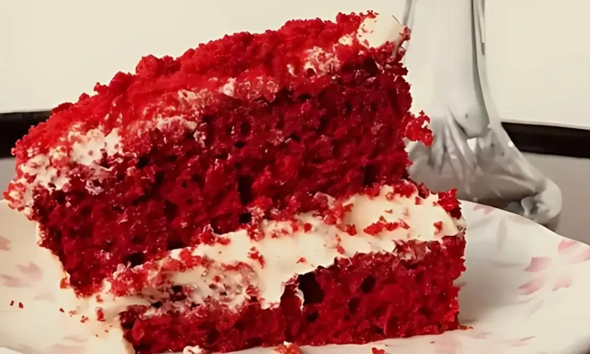 Bolo de Red Velvet Cremoso com Cobertura de Cream Cheese