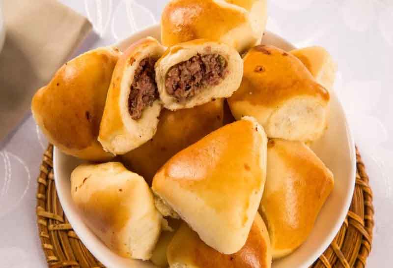 Esfirra de Carne Aberta Macia e Dourada