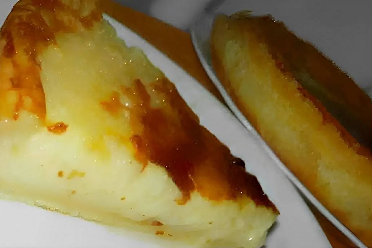 Bolo queijadinha delicioso e fácil de fazer basta bater os ingredientes no liquidificador e assar