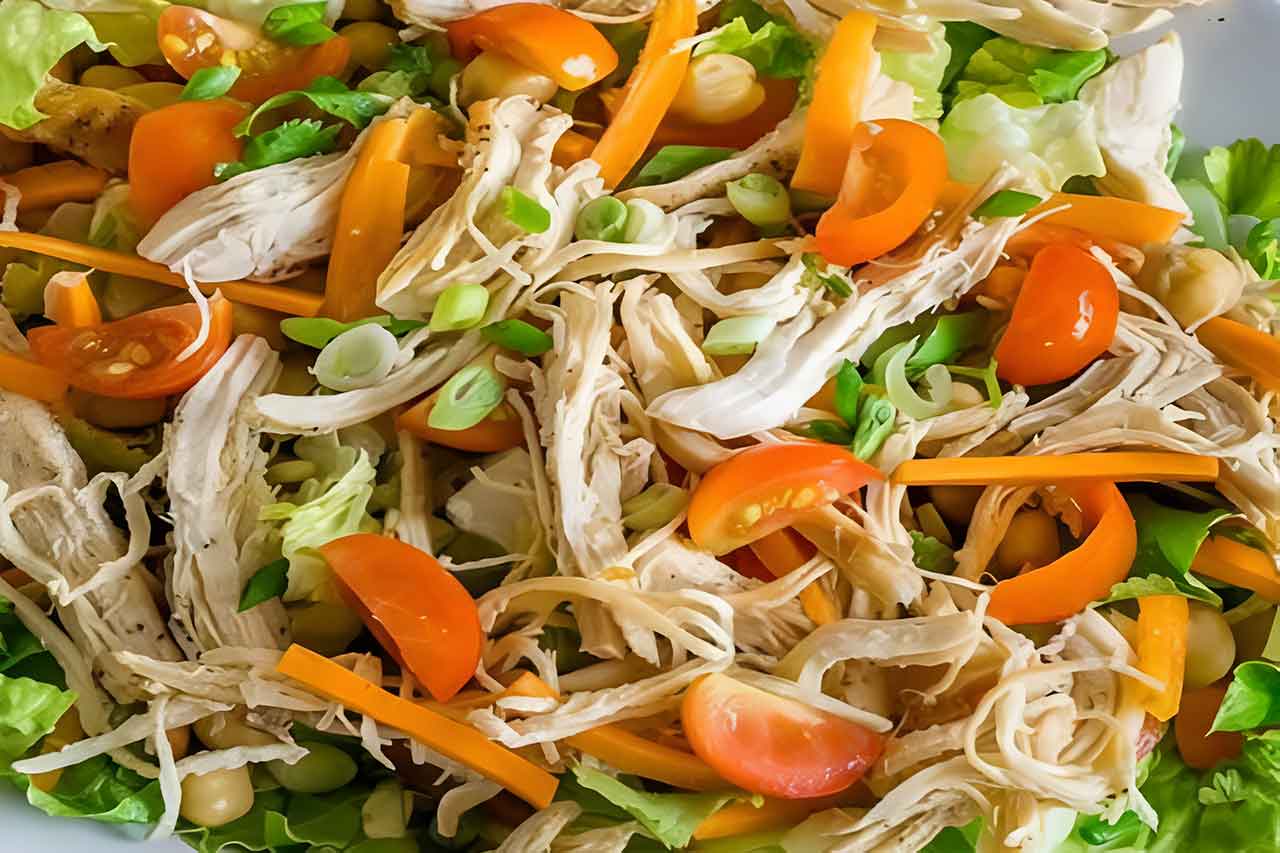 Salada fria de frango desfiado
