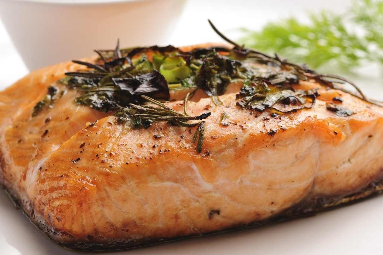 Salmão Grelhado com Molho de Limão e Ervas