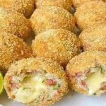 Bolinho de Arroz recheado com Queijo