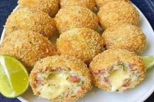 Bolinho de Arroz recheado com Queijo