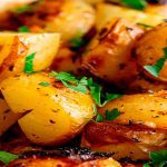 Batatas Assadas em Molho de Salsa e Limão