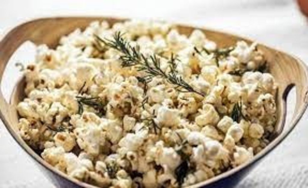 Aprenda a fazer pipoca aromatizada com alecrim 1 Aprenda a fazer pipoca aromatizada com alecrim