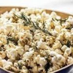 Aprenda a fazer pipoca aromatizada com alecrim