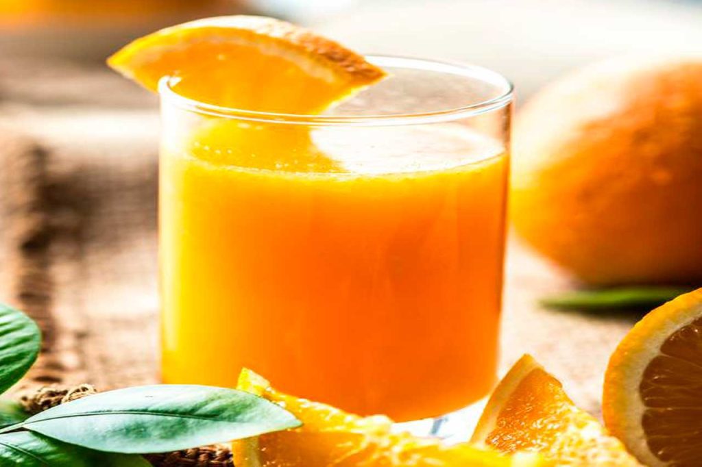 Suco energético de chá verde e laranja