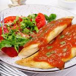 Filé de frango com tomate e manjericão