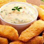 Isca de Peixe com Molho Tártaro