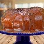 Bolo de Pinhão com Calda de Chocolate