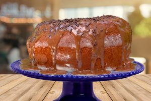 Bolo de Pinhão com Calda de Chocolate