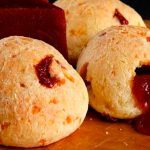 Pão de Queijo Recheado com Goiabada