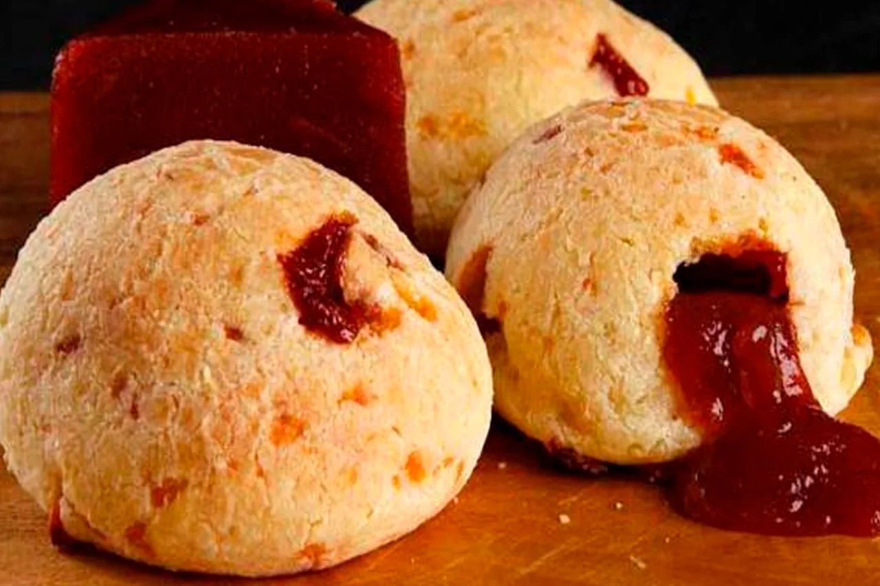 Pão de Queijo Recheado com Goiabada