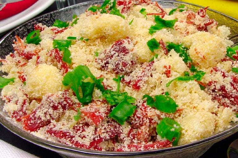 Farofa de carne seca com banana da terra