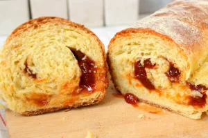 Pão de Milho Recheado com Goiabada