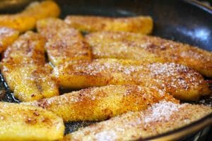 Banana frita com açúcar e canela