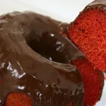 Bolo de Beterraba com Calda de Chocolate