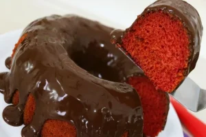 Bolo de Beterraba com Calda de Chocolate