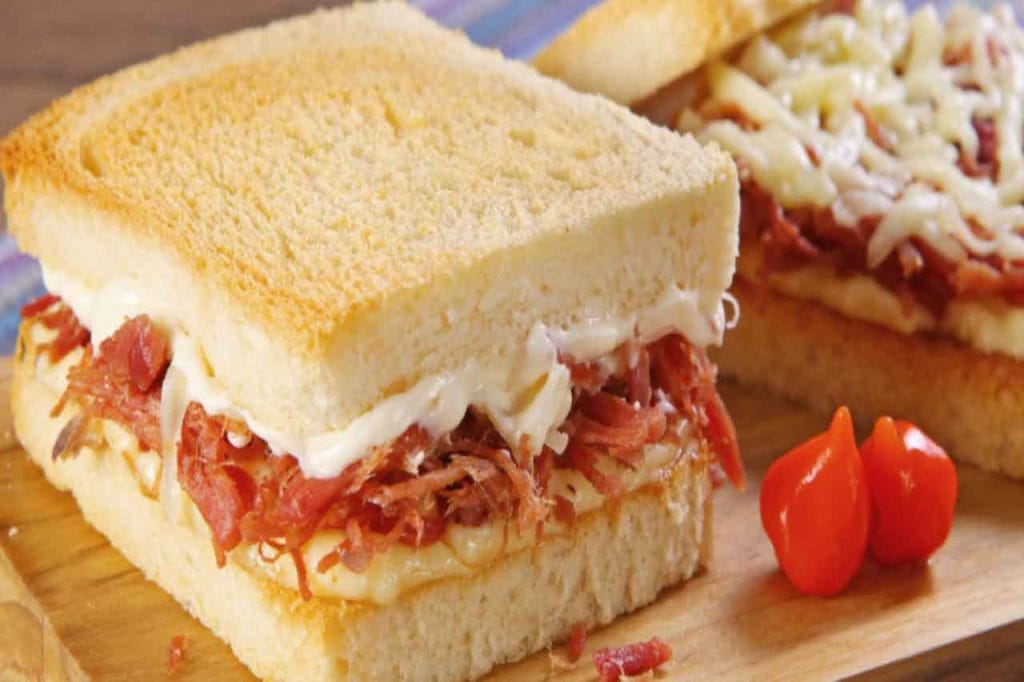 Lanche de carne seca e queijo coalho 1 Lanche de carne seca e queijo coalho