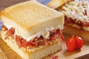 Lanche de carne seca e queijo coalho