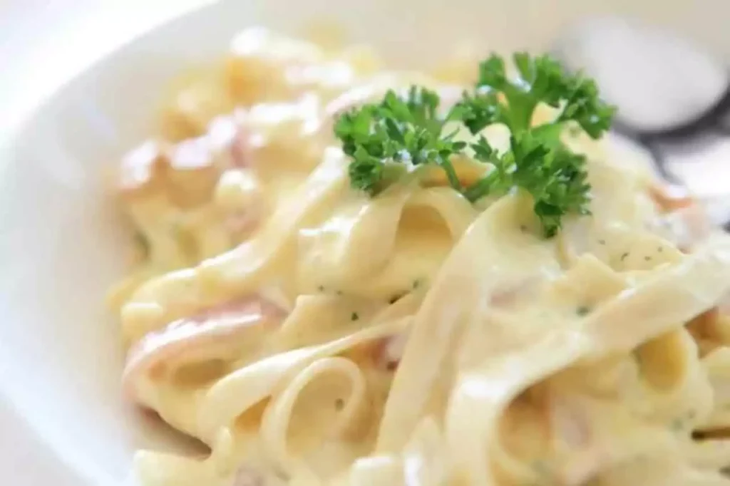 Macarrão ao molho cremoso de frango e milho