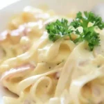 Macarrão ao molho cremoso de frango e milho