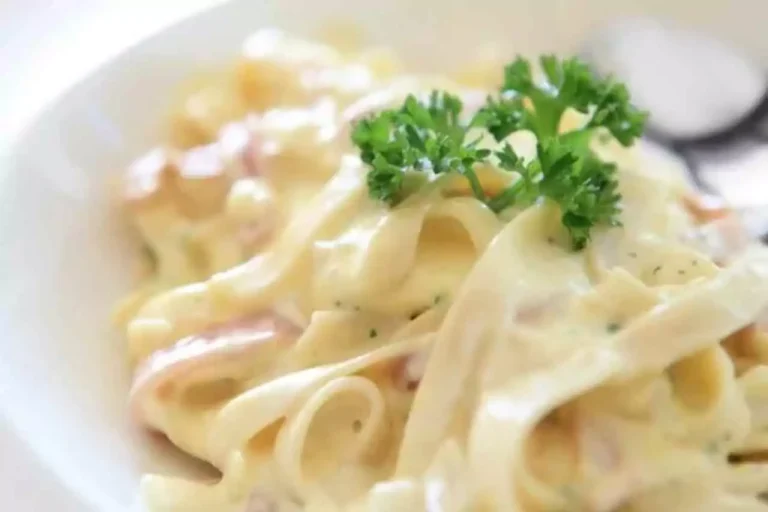 Macarrão ao molho cremoso de frango e milho