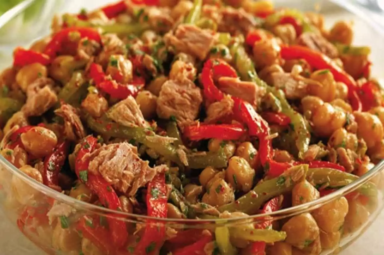 Salada de grão-de-bico com atum