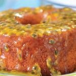 Bolo de banana com cobertura de maracujá
