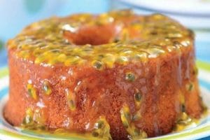 Bolo de banana com cobertura de maracujá