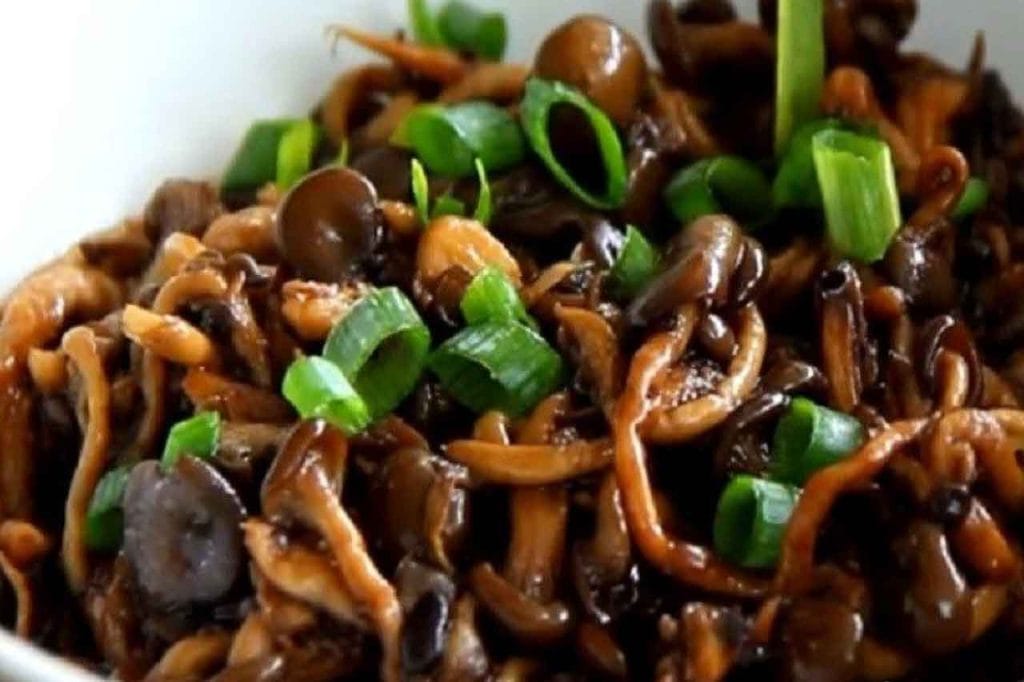 Shimeji na Manteiga com Shoyu e Cebolinha 1 Shimeji na Manteiga com Shoyu e Cebolinha