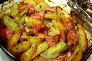 Linguiça Assada com Batatas