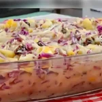 Salada tropical simples feita com repolho roxo e frutas