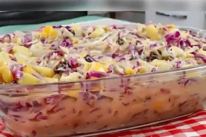 Salada tropical simples feita com repolho roxo e frutas