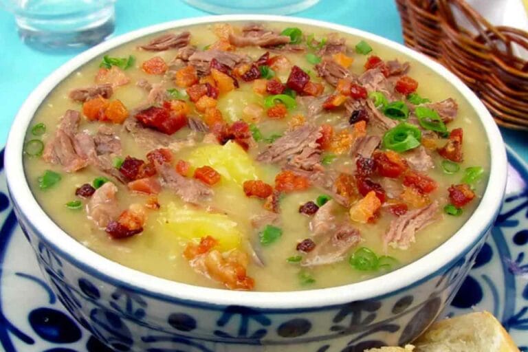 Sopa de mandioca com músculo e bacon