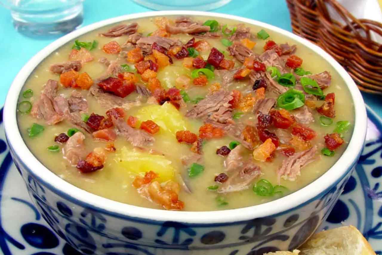 Sopa de mandioca com músculo e bacon