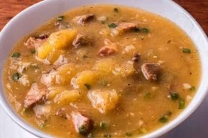 Sopa de músculo com bacon e mandioca