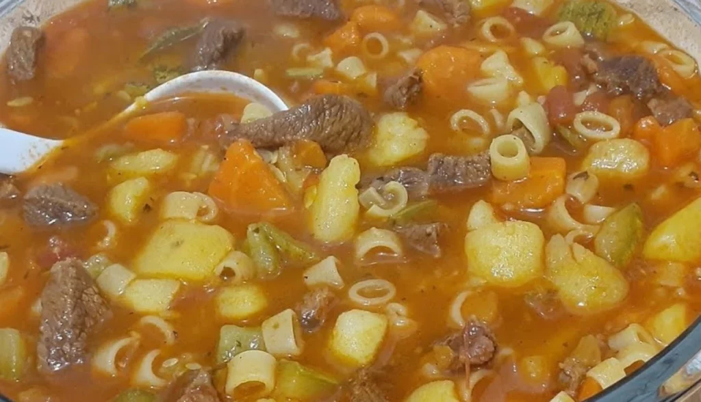 Sopa de Macarrão com Carne e Legumes