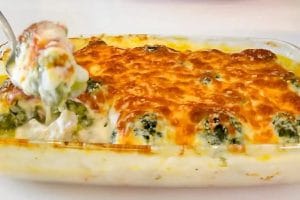 Brócolis Gratinado no Forno com Molho Branco e Queijo