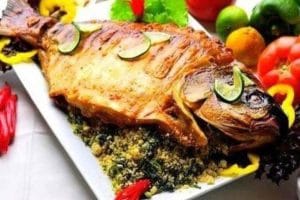 Pacu Assado na Brasa Recheado com Farofa de Couve