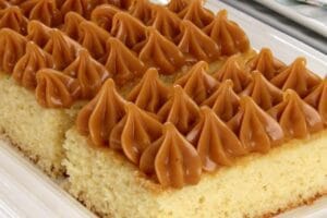 Bolo de Leite em Pó com Coco e Doce de Leite