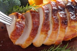 Peito de peru assado com molho agridoce