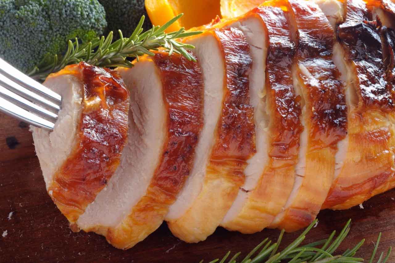 Peito de peru assado com molho agridoce: receita fácil e saborosa 1 Peito de peru assado com molho agridoce