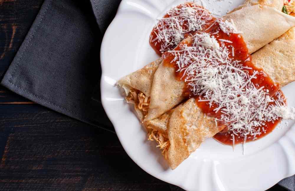 Panquecas de carne e de frango ao molho rústico de tomate