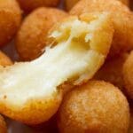 Bolinho de arroz e batata recheado com queijo