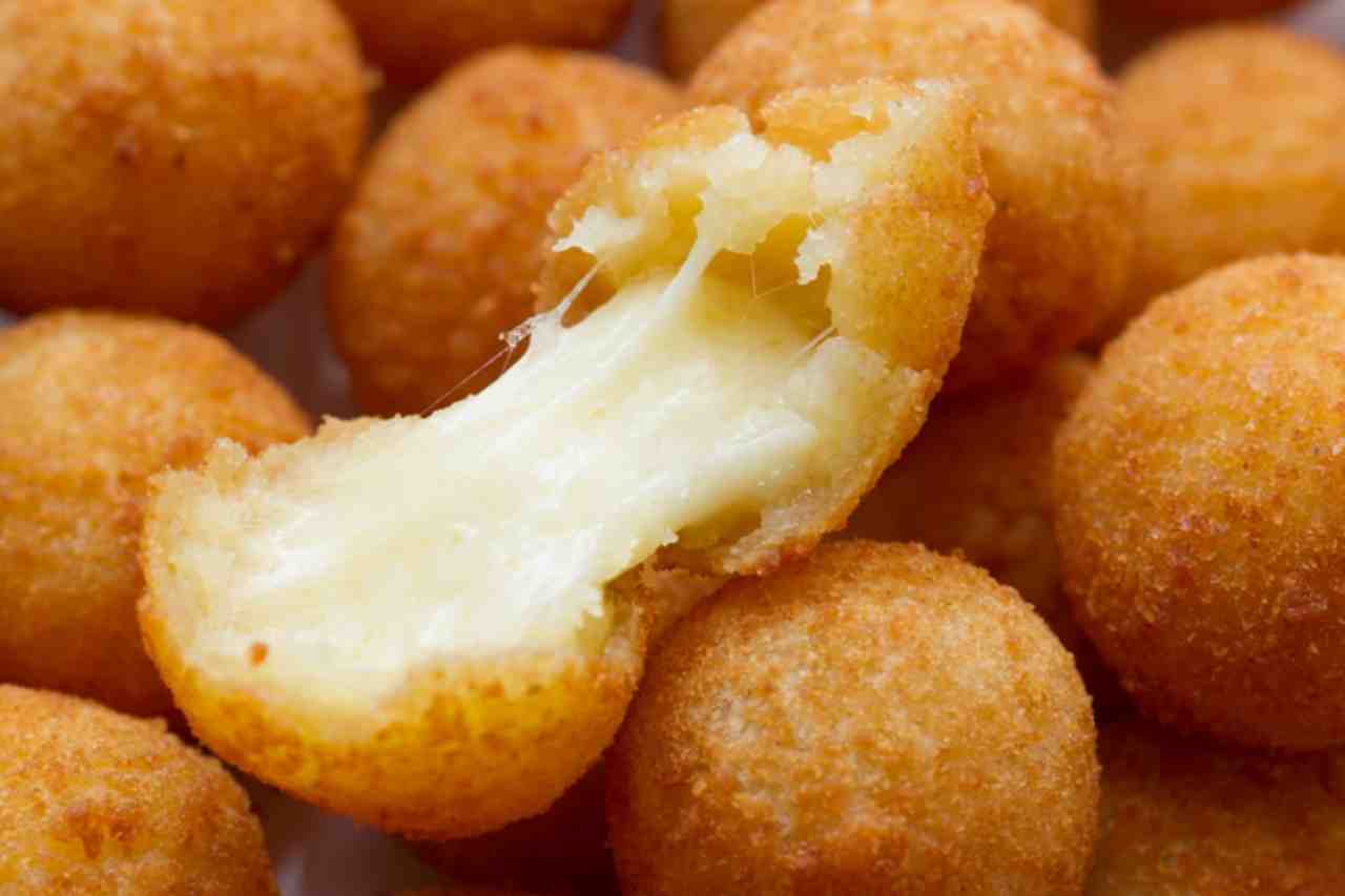 Bolinho de arroz e batata recheado com queijo