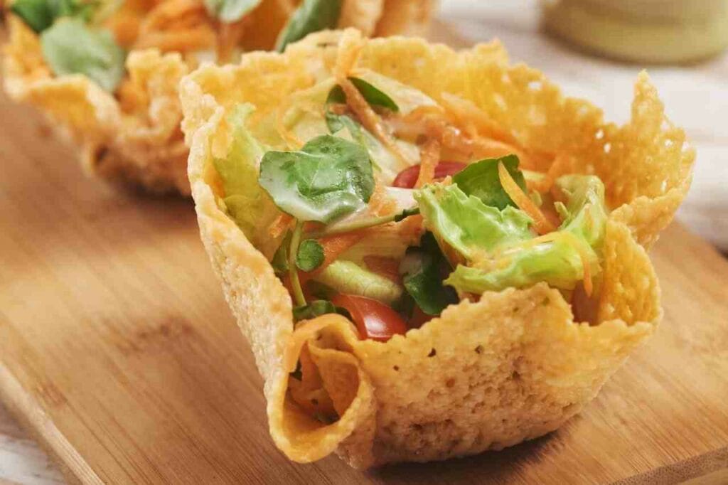 Cestinhas de Parmesão com Salada Caprese