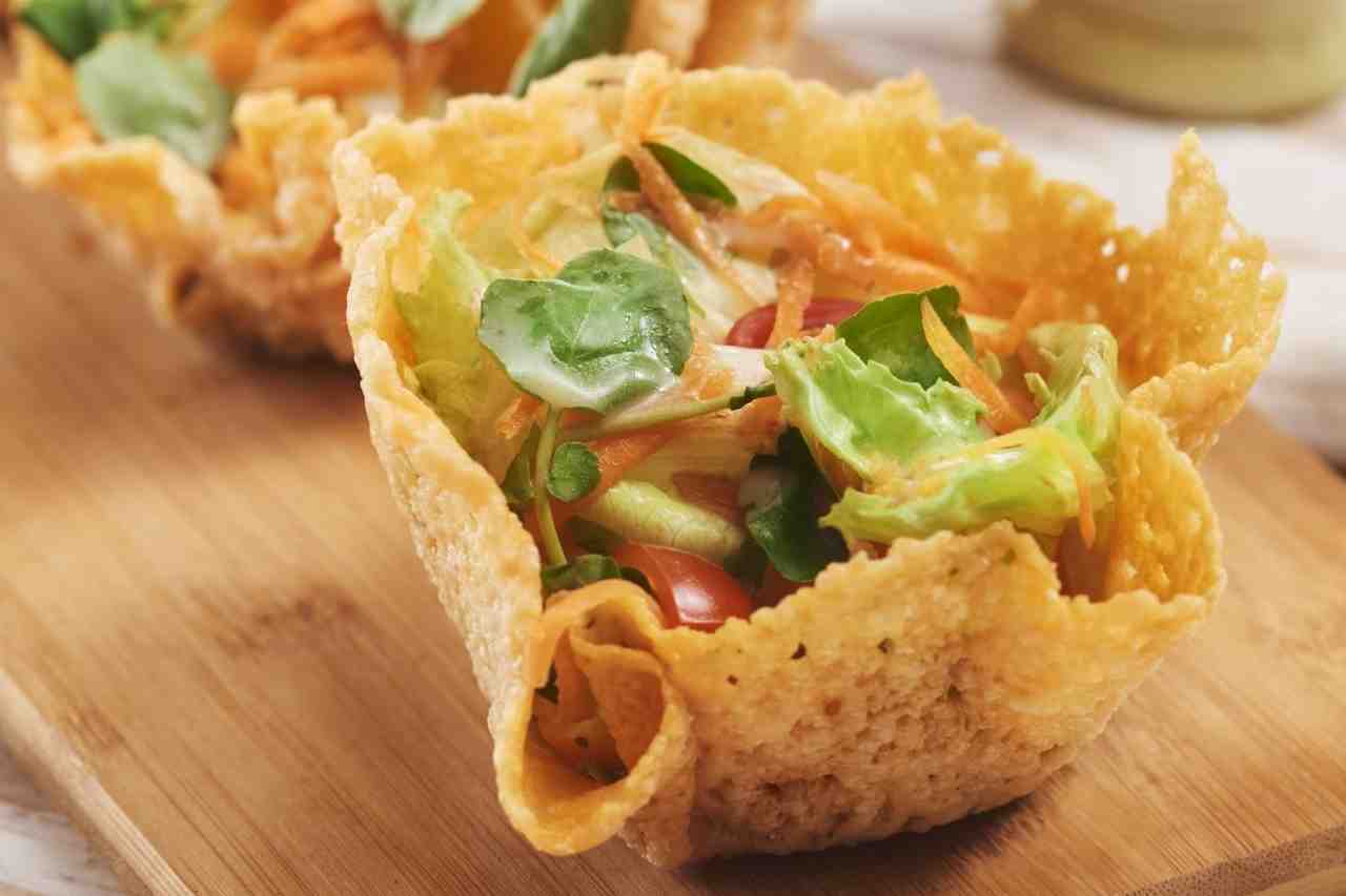Cestinhas de Parmesão com Salada Caprese